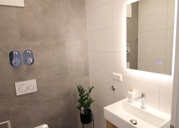 Grosses Mit Kueche, Dusche, Badewanne, Balkon, Parkplatz Vor Dem Haus, Ruhig Gelegen, Ada4 Kulmbach