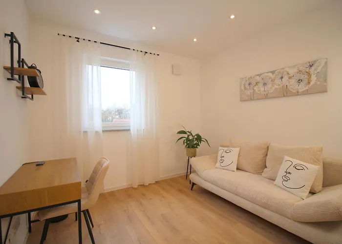 Grosses Mit Kueche, Dusche, Badewanne, Balkon, Parkplatz Vor Dem Haus, Ruhig Gelegen, Ada4 Kulmbach