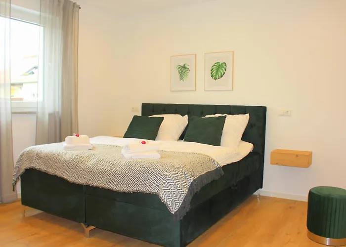 Grosses Mit Kueche, Dusche, Badewanne, Balkon, Parkplatz Vor Dem Haus, Ruhig Gelegen, Ada4 Daire