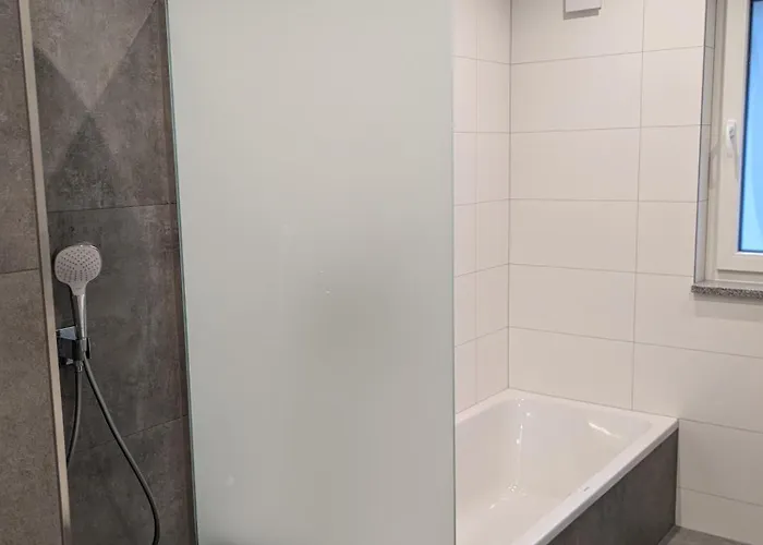 Grosses Mit Kueche, Dusche, Badewanne, Balkon, Parkplatz Vor Dem Haus, Ruhig Gelegen, Ada4 Daire
