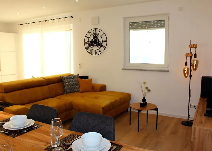 Grosses Mit Kueche, Dusche, Badewanne, Balkon, Parkplatz Vor Dem Haus, Ruhig Gelegen, Ada4 * Kulmbach