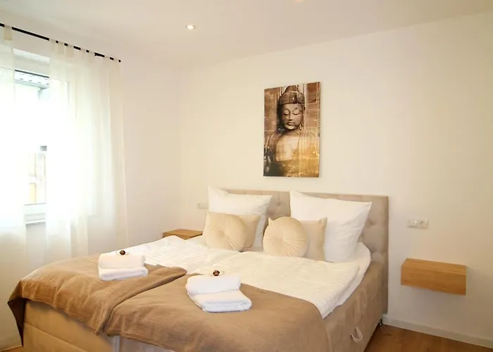 Grosses Mit Kueche, Dusche, Badewanne, Balkon, Parkplatz Vor Dem Haus, Ruhig Gelegen, Ada4 Daire *