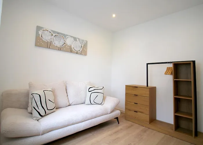 Grosses Mit Kueche, Dusche, Badewanne, Balkon, Parkplatz Vor Dem Haus, Ruhig Gelegen, Ada4 Daire *