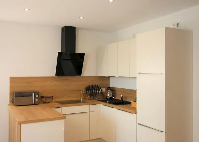 Grosses Mit Kueche, Dusche, Badewanne, Balkon, Parkplatz Vor Dem Haus, Ruhig Gelegen, Ada4 * Kulmbach