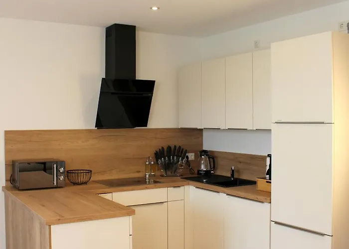 Grosses Mit Kueche, Dusche, Badewanne, Balkon, Parkplatz Vor Dem Haus, Ruhig Gelegen, Ada4 Daire *