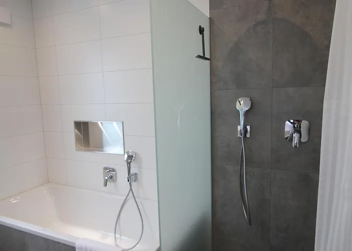 Grosses Mit Kueche, Dusche, Badewanne, Balkon, Parkplatz Vor Dem Haus, Ruhig Gelegen, Ada4 Daire Kulmbach