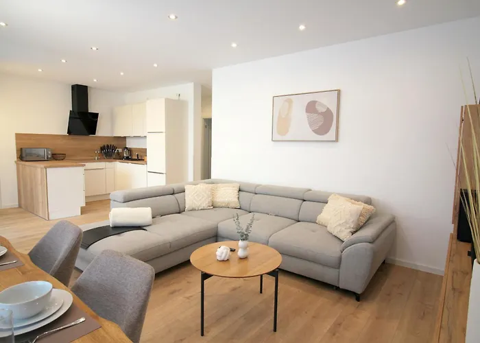 Grosses Mit Kueche, Dusche, Badewanne, Balkon, Parkplatz Vor Dem Haus, Ruhig Gelegen, Ada4 *