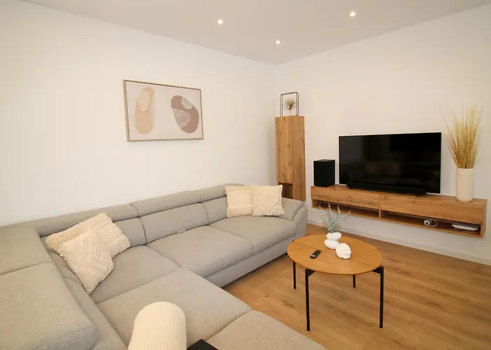Grosses Mit Kueche, Dusche, Badewanne, Balkon, Parkplatz Vor Dem Haus, Ruhig Gelegen, Ada4
