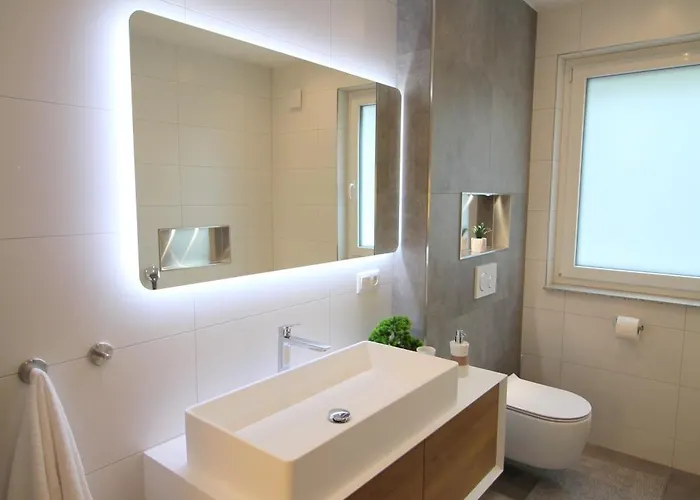 Grosses Mit Kueche, Dusche, Badewanne, Balkon, Parkplatz Vor Dem Haus, Ruhig Gelegen, Ada4 Daire *