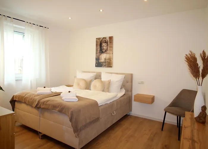 Grosses Mit Kueche, Dusche, Badewanne, Balkon, Parkplatz Vor Dem Haus, Ruhig Gelegen, Ada4 Daire