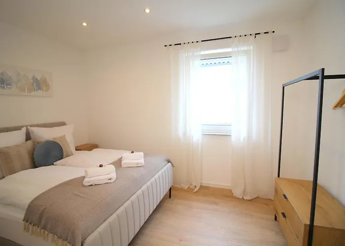 Grosses Mit Kueche, Dusche, Badewanne, Balkon, Parkplatz Vor Dem Haus, Ruhig Gelegen, Ada4 *