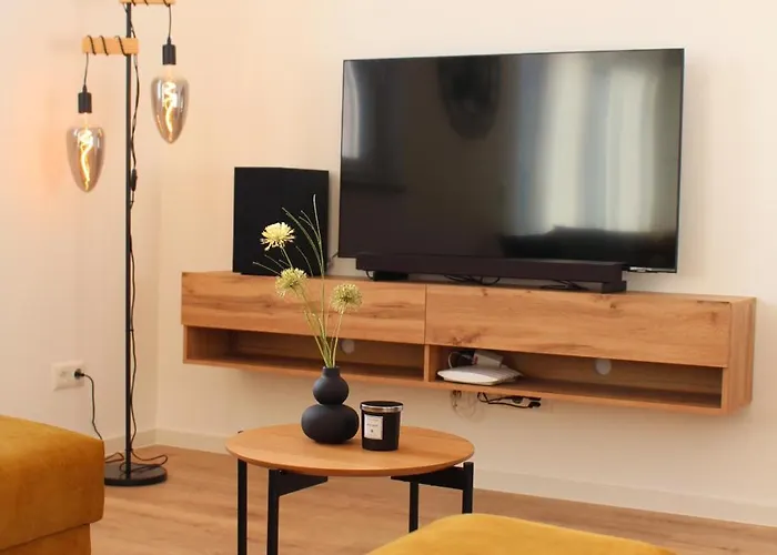 Grosses Mit Kueche, Dusche, Badewanne, Balkon, Parkplatz Vor Dem Haus, Ruhig Gelegen, Ada4