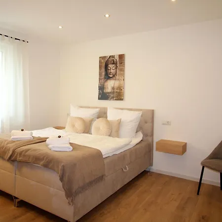 Grosses Mit Kueche, Dusche, Badewanne, Balkon, Parkplatz Vor Dem Haus, Ruhig Gelegen, Ada4 Lejlighed