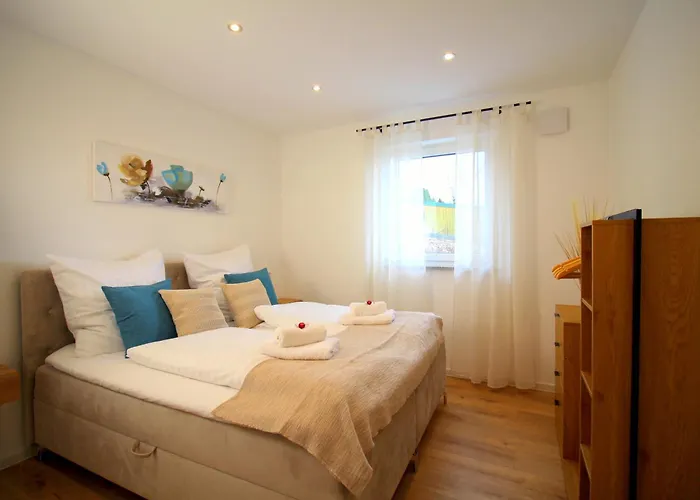 Grosses Mit Kueche, Dusche, Badewanne, Balkon, Parkplatz Vor Dem Haus, Ruhig Gelegen, Ada4 *